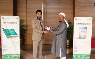 Khawaja Masood Raza, Winner of the first IBA CEIF poll being presented the prize, Mi Band 4 ,by Mr Ahmed Ali Siddiqui, Director IBA CEIF